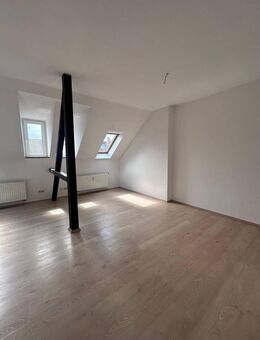 Helle 4-Raum-Dachgeschosswohnung mit Gartenmitnutzung und Kellerabteil in Glauchau - Glauchau