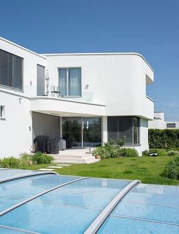 Traumhafte, exklusive Familienvilla mit Pool in bester Riedberg-Lage (Westflügel) - Frankfurt (Main)