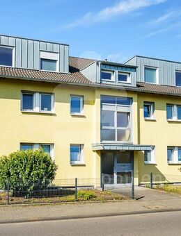 Modernisiertes 6-Parteienhaus mit Balkonen und Garagen in Niederkassel - Niederkassel