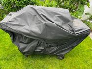Gas-Gartengrill El Fuego mit gebrauchter Gasflasche und einer neuen ganz vollen Gasflasche als Ersatz - Köln