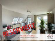 Schöner Ausblick: Sonnige 2-Zimmer-DG-Wohnung mit zwei Balkonen & Kfz-Stellplatz in Cadolzburg - Cadolzburg