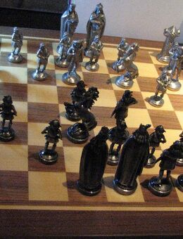 Schach Zinnfiguren Germanen gegen das Mittelalter  mit Brett - Spraitbach