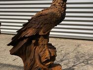 Detaillierte Skulptur eines Adlers, der auf einem Felsen sitzt, aus oxidiertem Stein - Heek