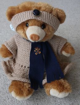 Stofftier Plüschtier Teddybär mit Kleid, Schal und Pin 22,5 cm, Bauer GmbH - Niddatal