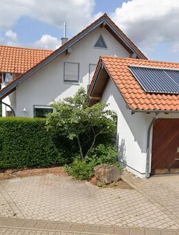 Wohnen im Grünen: Stilvolle 4-Zimmer-Wohnung mit Terrasse & Garage - Bad Herrenalb