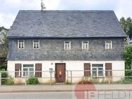 Gelegenheit für fleißige Hände: Wohnhaus mit rustikalem Charme und kleinem Hof direkt am Mülsenbach - Mülsen