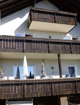 Top modernisierte 3-Zimmer-Wohnung mit großem Balkon und Garage im 3-Familienhaus in Allersberg - Allersberg