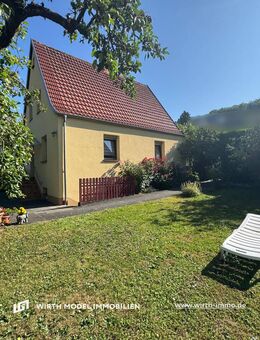 Freistehendes Einfamilienhaus mit Garage auf großem Grundstück - Dittelbrunn