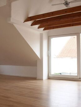 Einziehen und Wohlfühlen! Stilvoll modernisierte, großzügige DG Whng. mit Balkon, TLBad u. EBK (optional) - Ketsch