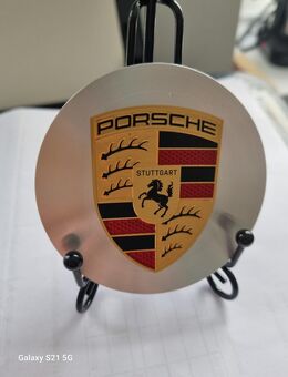 Originale Porsche Radnaben Abdeckung auf einer Mini Staffelei - Wedel