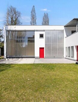 Exklusive Designervilla! Klare Linien, absolut ruhige Lage und große TG! - Regensburg