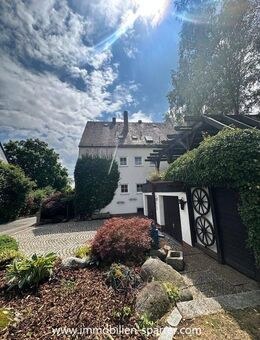 Großzügiges Zweifamilienhaus mit Garten und zwei Garagen in Weiden - Weiden (Oberpfalz)