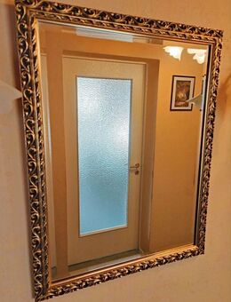 Klassischer, facettierter Spiegel m. stilvollem Rahmen / VB 109 € - Berlin