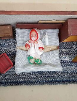 Puppenschlafzimmer mit alter Puppe, Puppenstube aus Holz mit Zubehör - Kaufbeuren