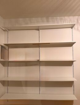 Weißes Wandregal-System mit mehreren Ebenen Flexibles Lager, 2x2m - Essen