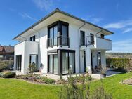 Exclusives Wohnhaus/Energie A+ Bj. 2009 m. Pool, Wärmepumpe u. ca. 1.060 m2 parkähnlichem Grundstück - Roßbach (Bayern)