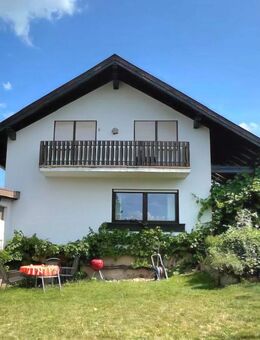Freistehendes, extravagantes Komforthaus mit Balkonen, teilüberdachter Terrasse, Garten und Garage, in Homburg - Homburg