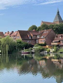 Wohnen zwischen Stadtsee und Schulsee: Stilvolle 2-Zimmer Wohnung mit Kamin und Badesteg | auf Wunsch auf 3 Zimmer erweiterbar - Mölln (Schleswig-Holstein)