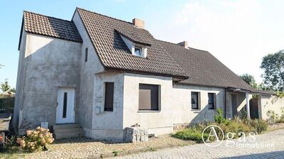 Einfamilienhaus mit Nebengebäuden und großem Garten