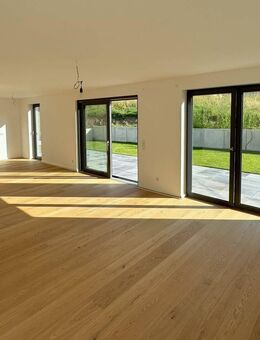 Moderne Eigentumswohnung im Erdgeschoss mit sonnigem Garten und Terrasse - Arnsberg