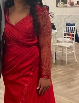 Rotes Abendkleid mit Schlitz am Bein und Schleier - Dortmund