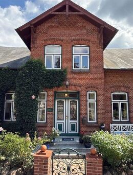 Schmuckstück mit Charme und Charakter - topsanierte Altbauvilla mit Gästehaus in Strandnähe - Steinberg (Schleswig-Holstein)