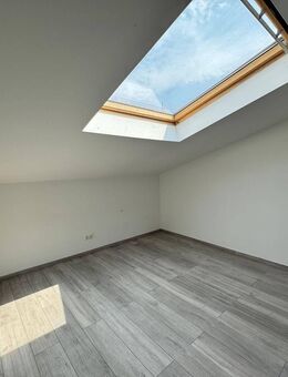 Charmante 2,5-Zimmer-Dachgeschosswohnung mit separatem Eingang - Erstbezug nach Sanierung - Nauheim