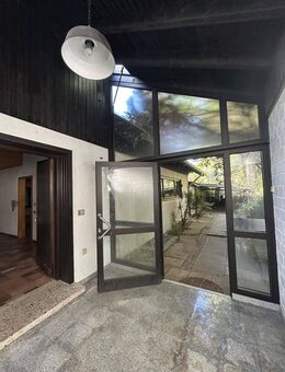 Imposantes Wohnhaus + Garagen + Naturgarten - Rehau