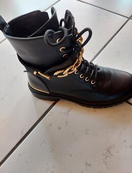 Stiefeletten - Steinau (Straße, Brüder-Grimm-Stadt)