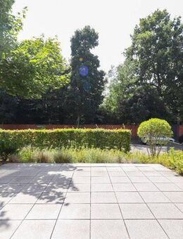 Stilvolle Erdgeschosswohnung mit großzügiger Terrasse und moderner Markenküche in eleganter Atmosphäre - Frankfurt (Main)