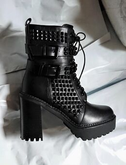 Gr. 40, High Heels Stiefeletten / Biker Boots mit NIETEN + Schnallen, Kunstleder schwarz - Bruchköbel