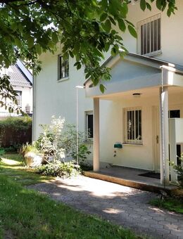 3-Zimmer-Gartenwohnung mit EBK, Hobbyraum, 2 Pkw-Stellplätze, Gartenhaus - München