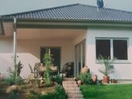 In Eschershausen zu vermieten: Bungalow BJ 2007 mit Carport und Garten - Eschershausen