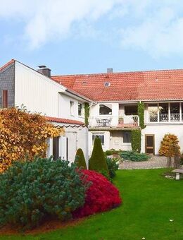 Gemütliche Doppelhaushälfte mit viel Potenzial und park ähnlich angelegtem Garten in Hagenburg! - Hagenburg