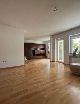 Helle Drei-Zimmer-Wohnung samt zwei Stellplätzen in Nürnberg-Zerzabelshof - Nürnberg