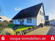 Nur wenige Schritte bis zur Eider: Teilunterkellertes Wohnhaus mit Einliegerwohnung und zwei Garagen - Süderstapel