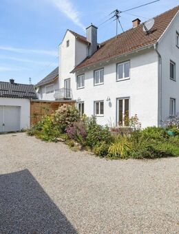 Zentral gelegene, modernisierte Bauernhaushälfte mit Südgarten und Ausbaupotenzial - Nandlstadt