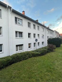 Erstbezug nach Sanierung - 2 Raum Wohnung im II. Obergeschoß mit Blick in`s Grüne - Remscheid