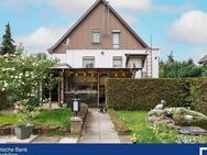Einladendes Einfamilienhaus mit weitläufigem Garten & Doppelgarage: Ihr Traumhaus wartet auf Sie! - Berlin