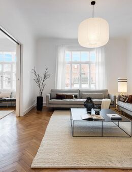 Eleganz und Charme: Soeben stilvoll modernisierte Altbauwohnung mit Balkon - München