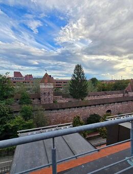 TOLLE LAGE -- 3 Zimmer Wohnung mit Loggia -- Blick auf die Burganlagen -- Umbau nötig -- WOHNEN AUF ZWEI EBENEN -- - Nürnberg