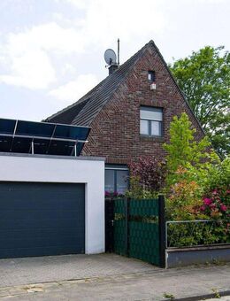 freist. EFH mit 2 Garagen, hochw. EBK und 10KW Fotovoltaikanlage mit Speicher - Mönchengladbach