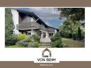 von Behm Immobilien - Einfamilienhaus im Chalet-Stil mit traumhaftem Garten - Geisenfeld