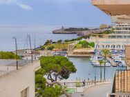 Helle Etagenwohnung mit großer Fensterfront, Balkon und Blick auf den Hafen von Porto Cristo auf Mallorca - Mutterstadt