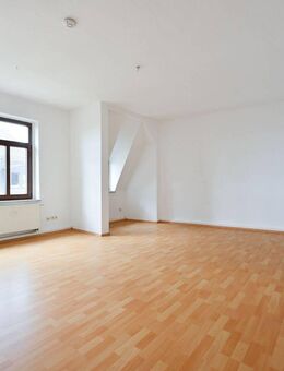 große 2-Raum Dachgeschosswohnung mit XL-Wohnzimmer, großer Küche und Ankleidezimmer am Schlafzimmer - Hohenstein-Ernstthal