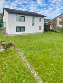 Solide Basis mit Potenzial: Großzügiger Bungalow auf schönem Grundstück - Vilsbiburg