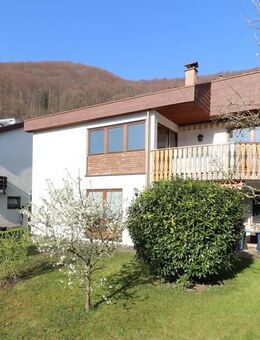 Traumhaftes Einfamilienhaus in Bad Urach mit ELW, Garage und Garten in begehrter Aussichtslage - Bad Urach