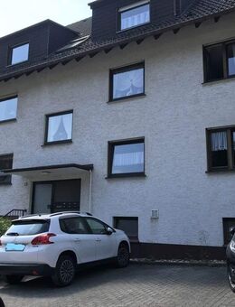 Schöne renovierte 3 Zimmer Wohnung im DG in ruhiger, schöner, grüner Lage mit Balkon und Sellplatz - Altena