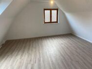 Renovierte 5 Zimmer Wohnung mit Badewanne, Küche, Aufteilung auf 2 Etagen direkt in Florstadt - Florstadt