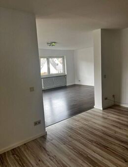 Schöne 3,5 Zimmer Wohnung mit Garage und Einbauküche, sep. Gäste-WC in 2-Familien-Haus - Glattbach